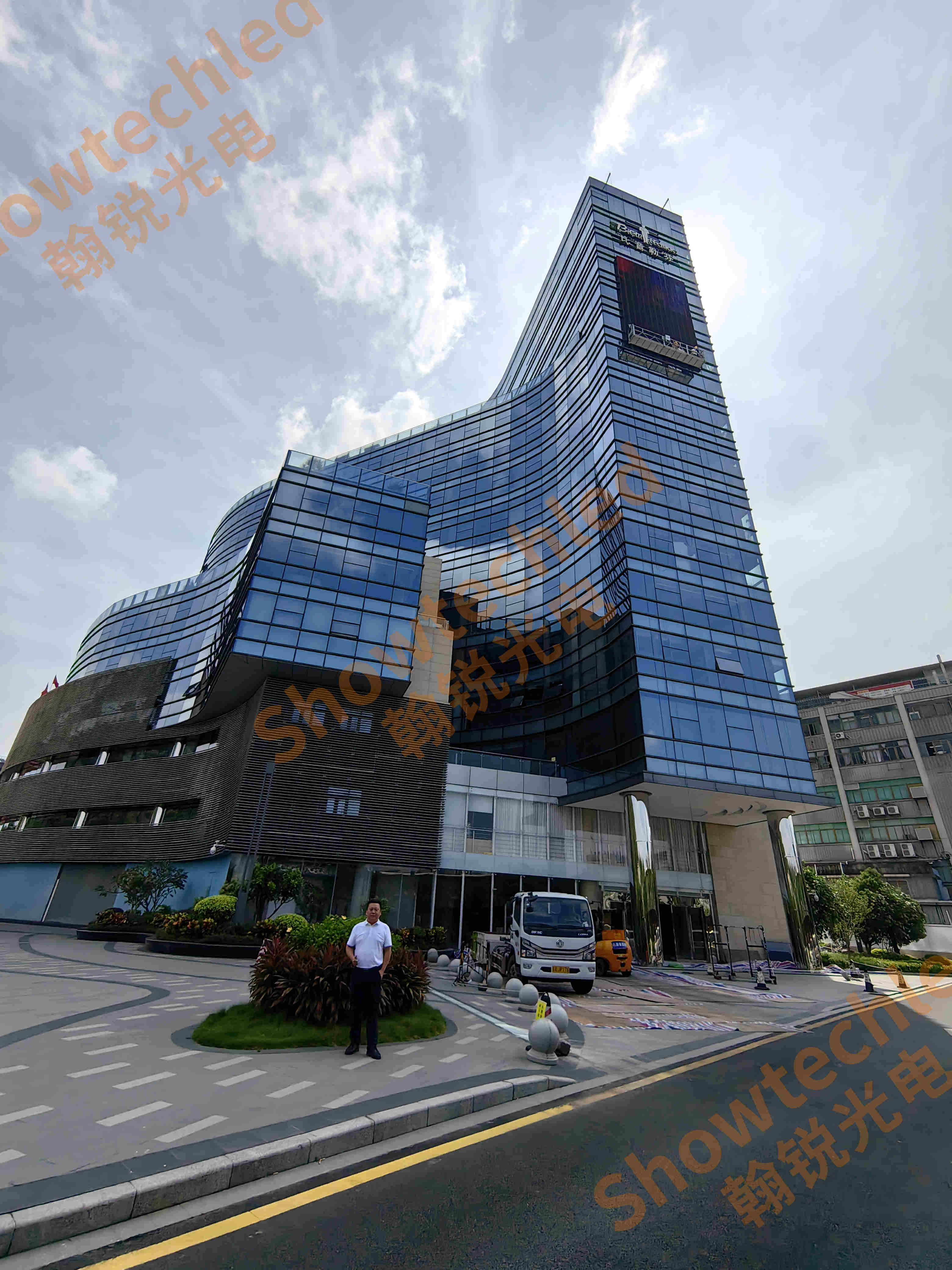 Еще одна последняя история успеха Showtechled: открытый сетчатый экран площадью 160 м&sup2; в здании штаб-квартиры Гуанчжоу Biyinlefen
